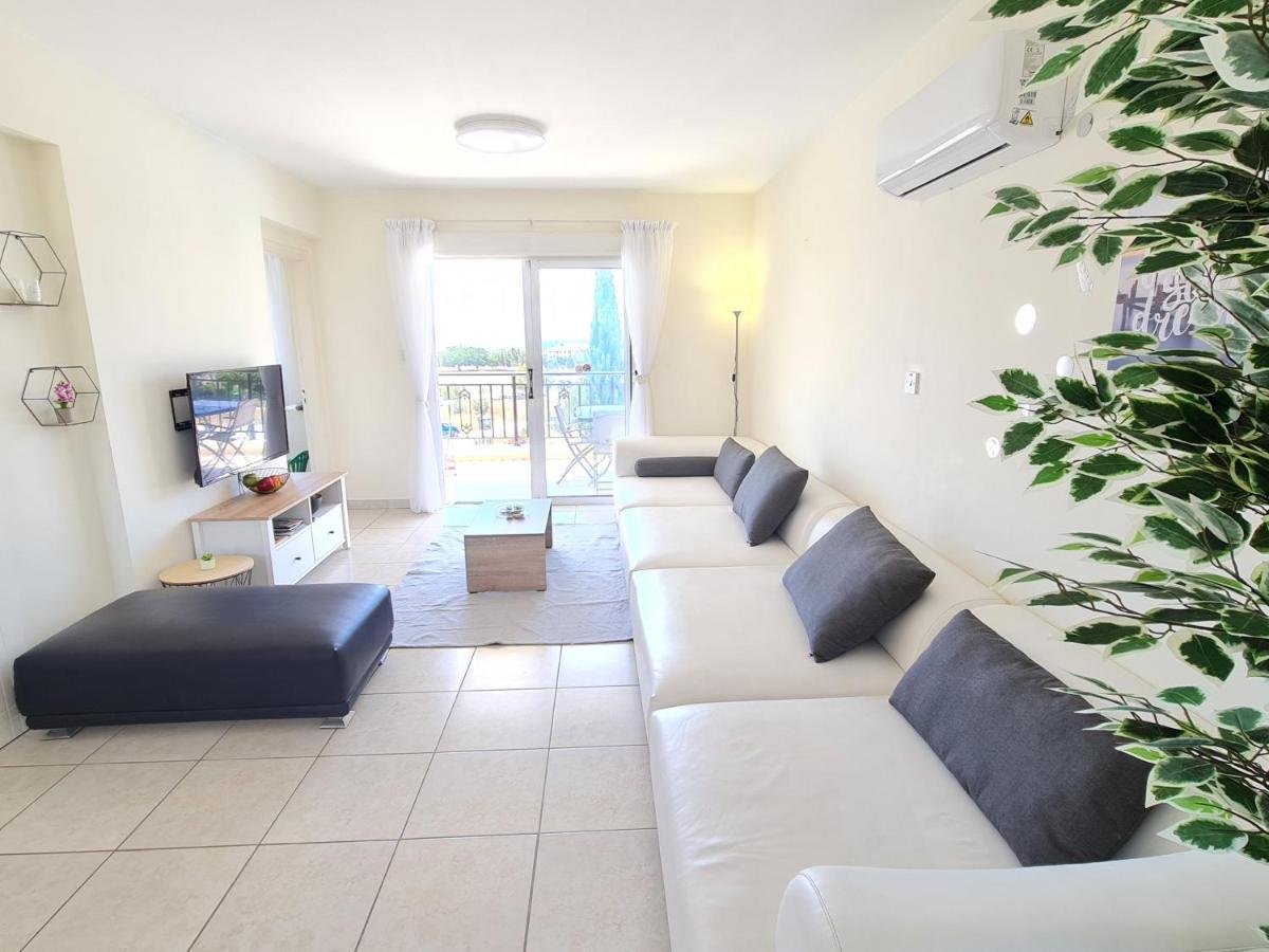 Stunning Views' Apartment With Pool Paphos Exterior foto